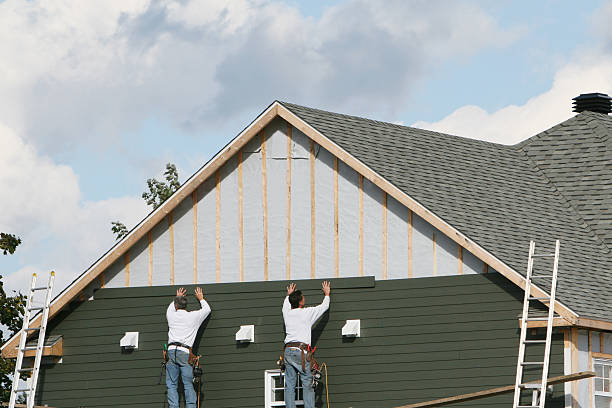 Professional Siding technician working in Edgewood, TX